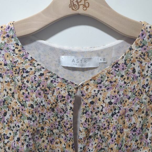 ASTR Revolve Flutter Sleeve Top Sage Peach Ditsy Floral Keyhole Blouse Size M - Picture 3 of 9